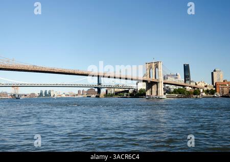 Die Brooklyn Bridge überspannt den East River Stockfoto