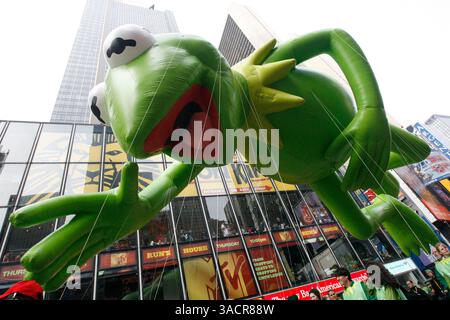22. November 2007 – New York, New York, USA – der Ballon Kermit the Frog fährt während der 81. Jährlichen Macy's Thanksgiving Day Parade am 22. November 2007 durch den Times Square. (Foto: © Angel Chevrestt/ZUMA Press) EINSCHRÄNKUNGEN: New York Papers RIGHTS OUT ! Stockfoto