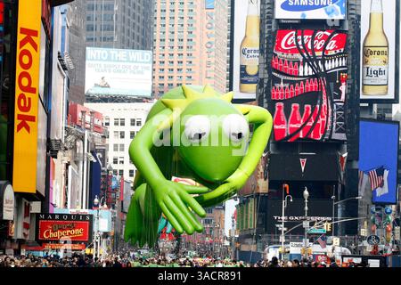 22. November 2007 – New York, New York, USA – der Ballon Kermit the Frog fährt während der 81. Jährlichen Macy's Thanksgiving Day Parade am 22. November 2007 durch den Times Square. (Foto: © Angel Chevrestt/ZUMA Press) EINSCHRÄNKUNGEN: New York Papers RIGHTS OUT ! Stockfoto