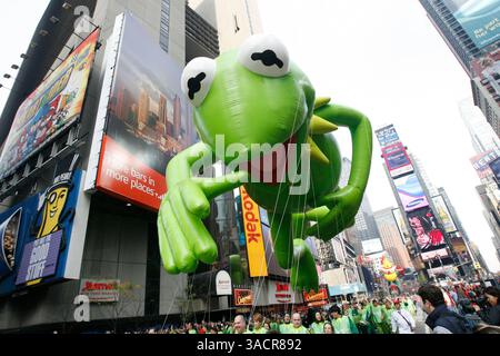 22. November 2007 – New York, New York, USA – der Ballon Kermit the Frog fährt während der 81. Jährlichen Macy's Thanksgiving Day Parade am 22. November 2007 durch den Times Square. (Foto: © Angel Chevrestt/ZUMA Press) EINSCHRÄNKUNGEN: New York Papers RIGHTS OUT ! Stockfoto