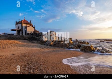 Capela do Senhor da Pedra Kapelle am Strand in der Nähe von Porto, Portugal Stockfoto