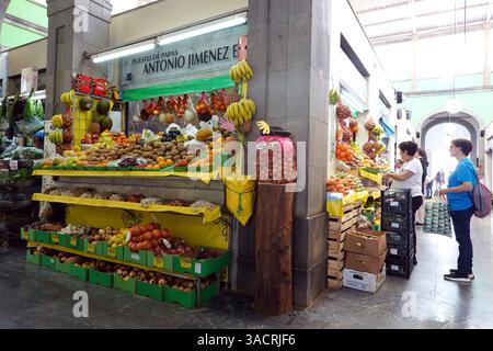 Überwältigende Auswahl an Obst und Gemüse in der Markthalle Mercado de Vegueta, Gran Canaria, Spanien, Las Palmas Stockfoto