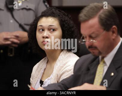 2. September 2011 – Raleigh, NC, USA – Alexis Green, links, erscheint mit ihrem Anwalt Ronnie Ansley in einem Gerichtssaal der Wake Co. In Raleigh, North Carolina, Freitag, 2. September 2011. Sie wurde beschuldigt, ihren Vater ermordet zu haben, zusammen mit ihrer Mutter und ihrem Bruder, und dann seine zerstückelte Leiche in einem Gefrierschrank gelassen zu haben. Sie hat sich schuldig erklärt, dass sie mitgewirkt hat. (Foto: © Chris Seward/Raleigh News & Observer/MCT/ZUMAPRESS.com) Stockfoto