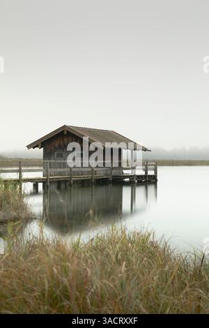 Bootshaus am Chiemsee an einem nebeligen Tag Stockfoto