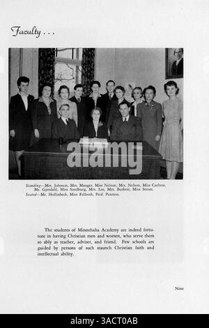 Diese Ausgabe des Jahrbuchs „Antler“ der Minnehaha Academy 1944 zeigt Studentenporträts, Beiträge von Lehrkräften, Sportveranstaltungen und außerschulische Clubs aus dem Schuljahr 1943-1944. Stockfoto