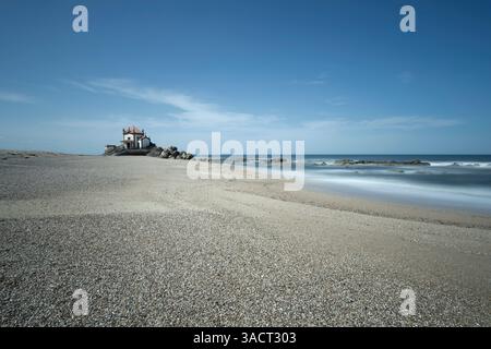 Die Kapelle Senhor da Pedra am Strand von Miramar, Portugal Stockfoto