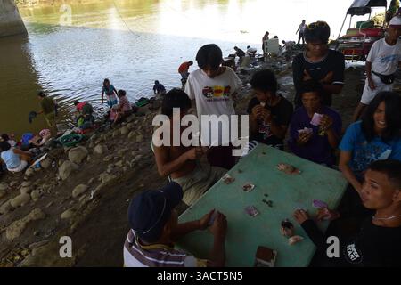 27. Dezember 2011 - Cagayan de Oro, Philippinen - Vertriebene suchten Zuflucht unter der Brücke in Cagayan de Oro City. Zwei Wochen nach der Überschwemmung hat die Regierung die Vertriebenen noch nicht umgesiedelt, da der Sturzflut des Tropensturms Washi am 16. Dezember 2011 über tausend Tote forderte und fast eine halbe Million Menschen in der Region Nord-Mindanao betroffen waren. (Bild: © Keith Bacongco/ZUMAPRESS.com) Stockfoto