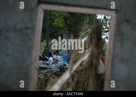 27. Dezember 2011 - Cagayan de Oro, Philippinen - ein ganzes Dorf am Flussufer in Cagayan de Oro City, Südphilippinen, wurde am Vorabend des 16. Dezember 2011 von der Sturzflut bis zum Morgen des nächsten Tages wegen des Tropensturms Washi weggespült. Zwei Wochen später stieg die Zahl der Todesopfer auf 1.257 an, während schätzungsweise mehr als tausend vermisst werden, was es zur schlimmsten Katastrophe macht, die die Philippinen im letzten Jahr getroffen hat. (Bild: © Keith Bacongco/ZUMAPRESS.com) Stockfoto