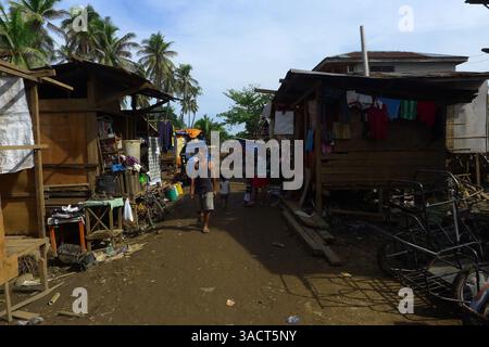 27. Dezember 2011 - Cagayan de Oro, Philippinen - Vertriebene suchten Zuflucht unter der Brücke in Cagayan de Oro City. Zwei Wochen nach der Überschwemmung hat die Regierung die Vertriebenen noch nicht umgesiedelt, da der Sturzflut des Tropensturms Washi am 16. Dezember 2011 über tausend Tote forderte und fast eine halbe Million Menschen in der Region Nord-Mindanao betroffen waren. (Bild: © Keith Bacongco/ZUMAPRESS.com) Stockfoto
