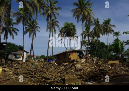 27. Dezember 2011 - Cagayan de Oro, Philippinen - Vertriebene suchten Zuflucht unter der Brücke in Cagayan de Oro City. Zwei Wochen nach der Überschwemmung hat die Regierung die Vertriebenen noch nicht umgesiedelt, da der Sturzflut des Tropensturms Washi am 16. Dezember 2011 über tausend Tote forderte und fast eine halbe Million Menschen in der Region Nord-Mindanao betroffen waren. (Bild: © Keith Bacongco/ZUMAPRESS.com) Stockfoto