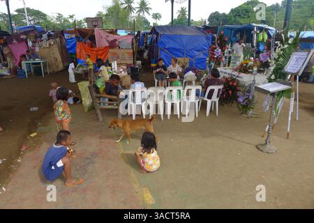 27. Dezember 2011 - Cagayan de Oro, Philippinen - Ein Hochwasseropfer, das die Sturzflut überlebte, als sie ihr Dorf vor zwei Wochen traf, starb an einem Herzinfarkt aufgrund einer Depression, nachdem ihr Haus in Cagayan de Oro City weggefegt wurde. Der tropische Sturm Washi traf etwa eine halbe Million Menschen, nachdem er die Region Nord-Mindanao am 16. Dezember 2011 verwüstete. Der Sturm ließ 1.257 Tote und etwa tausend weitere vermisst werden. Laut dem National Disaster Risk Reduction and Management Council sind derzeit etwa 80.000 von ihnen in den Evakuierungszentren in der Region untergebracht. (Kreditbild: © Ke Stockfoto