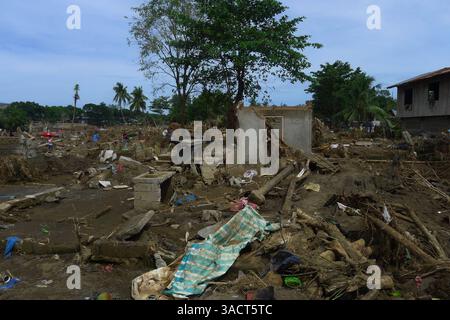 27. Dezember 2011 - Cagayan de Oro, Philippinen - ein ganzes Dorf am Flussufer in Cagayan de Oro City, Südphilippinen, wurde am Vorabend des 16. Dezember 2011 von der Sturzflut bis zum Morgen des nächsten Tages wegen des Tropensturms Washi weggespült. Zwei Wochen später stieg die Zahl der Todesopfer auf 1.257 an, während schätzungsweise mehr als tausend vermisst werden, was es zur schlimmsten Katastrophe macht, die die Philippinen im letzten Jahr getroffen hat. (Bild: © Keith Bacongco/ZUMAPRESS.com) Stockfoto