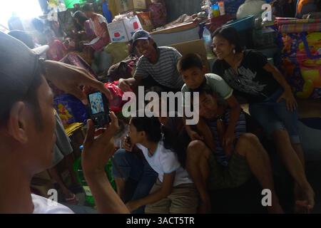 27. Dezember 2011 - Cagayan de Oro, Philippinen - die Opfer der Flutkatastrophe suchten in einem Gymnasium in der Stadt Cagayan de Oro vorübergehend Zuflucht. Der tropische Sturm Washi traf etwa eine halbe Million Menschen, nachdem er die Region Nord-Mindanao am 16. Dezember 2011 verwüstete. Der Sturm ließ 1.257 Tote und etwa tausend weitere vermisst werden. Laut dem National Disaster Risk Reduction and Management Council sind derzeit etwa 80.000 von ihnen in den Evakuierungszentren in der Region untergebracht. (Bild: © Keith Bacongco/ZUMAPRESS.com) Stockfoto