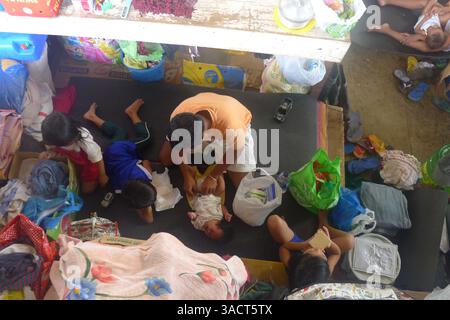 27. Dezember 2011 - Cagayan de Oro, Philippinen - die Opfer der Flutkatastrophe suchten in einem Gymnasium in der Stadt Cagayan de Oro vorübergehend Zuflucht. Der tropische Sturm Washi traf etwa eine halbe Million Menschen, nachdem er die Region Nord-Mindanao am 16. Dezember 2011 verwüstete. Der Sturm ließ 1.257 Tote und etwa tausend weitere vermisst werden. Laut dem National Disaster Risk Reduction and Management Council sind derzeit etwa 80.000 von ihnen in den Evakuierungszentren in der Region untergebracht. (Bild: © Keith Bacongco/ZUMAPRESS.com) Stockfoto
