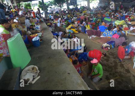 27. Dezember 2011 - Cagayan de Oro, Philippinen - die Opfer der Flutkatastrophe suchten in einem Gymnasium in der Stadt Cagayan de Oro vorübergehend Zuflucht. Der tropische Sturm Washi traf etwa eine halbe Million Menschen, nachdem er die Region Nord-Mindanao am 16. Dezember 2011 verwüstete. Der Sturm ließ 1.257 Tote und etwa tausend weitere vermisst werden. Laut dem National Disaster Risk Reduction and Management Council sind derzeit etwa 80.000 von ihnen in den Evakuierungszentren in der Region untergebracht. (Bild: © Keith Bacongco/ZUMAPRESS.com) Stockfoto