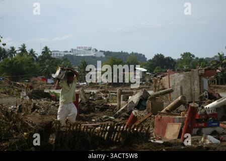 27. Dezember 2011 - Cagayan de Oro, Philippinen - ein ganzes Dorf am Flussufer in Cagayan de Oro City, Südphilippinen, wurde am Vorabend des 16. Dezember 2011 von der Sturzflut bis zum Morgen des nächsten Tages wegen des Tropensturms Washi weggespült. Zwei Wochen später stieg die Zahl der Todesopfer auf 1.257 an, während schätzungsweise mehr als tausend vermisst werden, was es zur schlimmsten Katastrophe macht, die die Philippinen im letzten Jahr getroffen hat. (Bild: © Keith Bacongco/ZUMAPRESS.com) Stockfoto