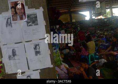 27. Dezember 2011 - Cagayan de Oro, Philippinen - die Opfer der Flutkatastrophe suchten in einem Gymnasium in der Stadt Cagayan de Oro vorübergehend Zuflucht. Der tropische Sturm Washi traf etwa eine halbe Million Menschen, nachdem er die Region Nord-Mindanao am 16. Dezember 2011 verwüstete. Der Sturm ließ 1.257 Tote und etwa tausend weitere vermisst werden. Laut dem National Disaster Risk Reduction and Management Council sind derzeit etwa 80.000 von ihnen in den Evakuierungszentren in der Region untergebracht. (Bild: © Keith Bacongco/ZUMAPRESS.com) Stockfoto