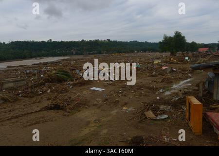 27. Dezember 2011 - Cagayan de Oro, Philippinen - ein ganzes Dorf am Flussufer in Cagayan de Oro City, Südphilippinen, wurde am Vorabend des 16. Dezember 2011 von der Sturzflut bis zum Morgen des nächsten Tages wegen des Tropensturms Washi weggespült. Zwei Wochen später stieg die Zahl der Todesopfer auf 1.257 an, während schätzungsweise mehr als tausend vermisst werden, was es zur schlimmsten Katastrophe macht, die die Philippinen im letzten Jahr getroffen hat. (Bild: © Keith Bacongco/ZUMAPRESS.com) Stockfoto