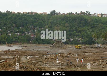 27. Dezember 2011 - Cagayan de Oro, Philippinen - ein ganzes Dorf am Flussufer in Cagayan de Oro City, Südphilippinen, wurde am Vorabend des 16. Dezember 2011 von der Sturzflut bis zum Morgen des nächsten Tages wegen des Tropensturms Washi weggespült. Zwei Wochen später stieg die Zahl der Todesopfer auf 1.257 an, während schätzungsweise mehr als tausend vermisst werden, was es zur schlimmsten Katastrophe macht, die die Philippinen im letzten Jahr getroffen hat. (Bild: © Keith Bacongco/ZUMAPRESS.com) Stockfoto