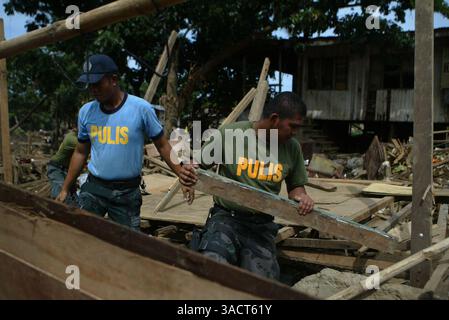 27. Dezember 2011 - Cagayan de Oro, Philippinen - philippinische Polizisten zerstören Häuser, die von den Überschwemmungsopfern zwei Wochen nach der verheerenden Sturzflut dieses Dorf am Ufer in Cagayan de Oro City wiederaufgebaut wurden. Ein ganzes Dorf entlang des Flusses in Cagayan de Oro City, im Süden der Philippinen, wurde von der Sturzflut am Vorabend des 16. Dezember 2011 bis zum Morgengrauen wegen des Tropensturms Washi weggespült. Zwei Wochen später stieg die Zahl der Todesopfer auf 1.257 an, während schätzungsweise mehr als tausend vermisst werden, was es zur schlimmsten Katastrophe macht, die die Philippinen im letzten Jahr getroffen hat. (Kreditbild: © Kei Stockfoto