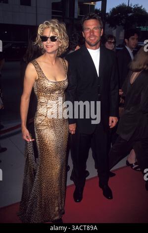 Juli 1996; Los Angeles, CA, USA; Schauspieler DENNIS QUAID mit Ehefrau Schauspielerin MEG RYAN bei der Filmpremiere von Courage Under Fire. (Bild: Jonathan Alcorn/ZUMAPRESS.com) Stockfoto