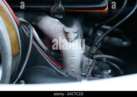 Motorseriennummer bei Porsche 911 SC. Tür Metallschild mit Seriell. Klassischer Sportwagen, der von 1978 bis 1983 in Deutschland hergestellt wurde. Selektiver Fokus. Stockfoto