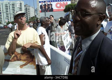 August 2000; Los Angeles, Kalifornien, USA; ein Delegierter bekommt eine Menge von einem Anti-Abtreibung-Aktivist auf der Demokratischen Nationalversammlung. (Bild: Jonathan Alcorn/ZUMAPRESS.com) Stockfoto