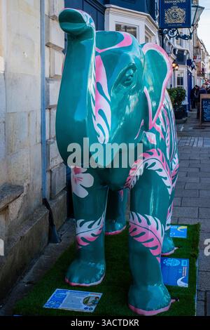 Öffentliche Kunst, bestehend aus 50 dekorativen Elefantenskulpturen in Bridport, West Bay und Lyme Regis, die Spenden für Weldmar Hospicecare sammeln werden. Stockfoto