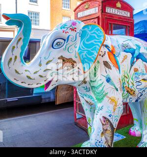Öffentliche Kunst, bestehend aus 50 dekorativen Elefantenskulpturen in Bridport, West Bay und Lyme Regis, die Spenden für Weldmar Hospicecare sammeln werden. Stockfoto