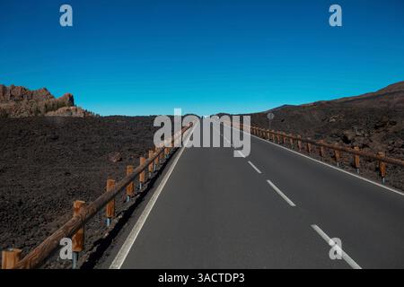 Straße im Nationalpark El Teide, Teneriffa, Spanien Stockfoto