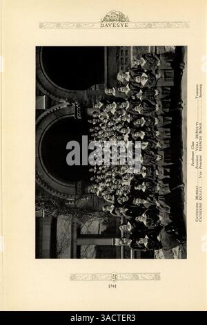 Das Jahrbuch 1923 der St. Margaret's Academy dokumentiert die Studenten, Lehrkräfte, Leichtathletik, Vereine und Veranstaltungen des akademischen Jahres 1922-1923. Stockfoto