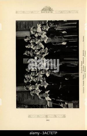 Das Jahrbuch der St. Margaret's Academy 1923 zeigt Studenten, Dozenten, Leichtathletik, Vereine und andere Veranstaltungen aus dem akademischen Jahr 1922-1923. Stockfoto