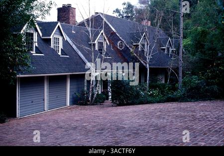 Februar 2002; Los Angeles, CA, USA; Dan Aykroyd und seine Frau Donna Dixon haben ihr Haus in Hollywood Hills zum Verkauf für $2,5 Millionen oder zum Pachtpreis für $19.950 pro Monat gelistet. Das 1951 erbaute tbe-Anwesen auf fast einem Hektar Land gehörte früher dem ehemaligen Beatle Ringo Starr und zu einem anderen Zeitpunkt Cass Elliot von den Mamas und den Papas. Die 5.000 qm große Haus hat 5 Schlafzimmer, große öffentliche Räume, eine Landküche und eine große Master Suite mit separatem Büro, einem Fitnessraum und einem Pool. (Bild: Jonathan Alcorn/ZUMAPRESS.com) Stockfoto