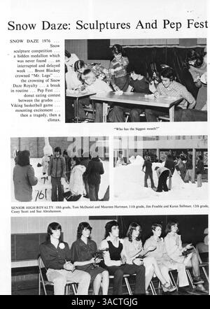Das Jahrbuch „Villager“ 1976 der St. Anthony Village High School dokumentiert die Aktivitäten der Schüler, Vereine, Leichtathletik und Schlüsselveranstaltungen aus dem Schuljahr 1975-1976. Stockfoto