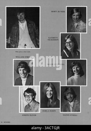 Dieses Jahrbuch „Villager“ von der St. Anthony Village High School 1976 beschreibt das akademische Jahr, einschließlich des Studierendenlebens, der Leichtathletik, der Vereine und der Beteiligung der Fakultät von 1975 bis 1976. Stockfoto