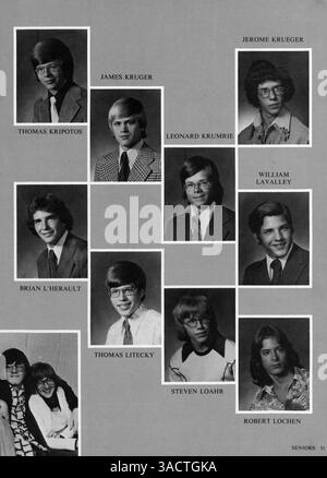 Das Jahrbuch „Villager“ 1976 der St. Anthony Village High School zeigt wichtige Veranstaltungen für Schüler und Dozenten, Leichtathletik und Schulclubs aus dem Schuljahr 1975-1976. Stockfoto