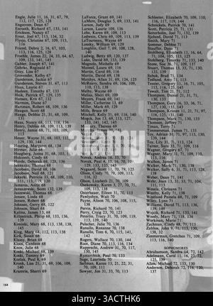 Das Jahrbuch „Villager“ 1976 der St. Anthony Village High School erfasst die Schüler, Lehrer, Sportprogramme, Clubs und bemerkenswerte Ereignisse aus dem Schuljahr 1975-1976. Stockfoto