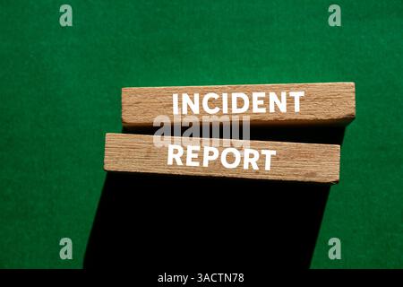 Meldung zum Vorfall auf Holzblöcken auf grünem Hintergrund. Symbol für den konzeptionellen Vorfallbericht. Kopierbereich. Stockfoto