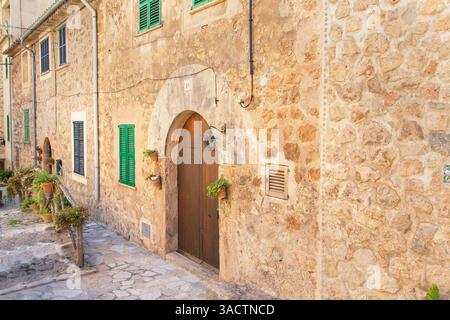 Historisches Viertel mit Kopfsteinpflaster Straße, Valldemossa, Mallorca, Balearen, Spanien Stockfoto
