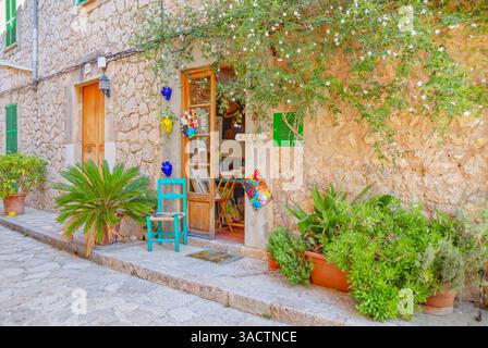 Historisches Viertel mit Kopfsteinpflaster Straße, Valldemossa, Mallorca, Balearen, Spanien Stockfoto