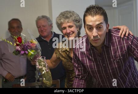 1. Januar 2012 - Aventura, FL, USA - Damian Rzeznikiewiz, ein 25-jähriger Medizinstudent, rechts, posiert mit Jamie Kaplan, dem 50-jährigen Empfänger von Knochenmark, den er vor etwa einem Jahr gespendet hat, damit ihre Schwester ihn über ihre Laptop-Kamera treffen kann. Dies war ihre erste Begegnung, da beide in Aventura, Florida, am 1. Januar 2012 zu Besuch waren. Im Hintergrund sind Damians Vater Bruno Rzeznikiewiz und Jamies Bruder Mike Kaplan. (Bild: © C.W. Griffin/Miami Herald/MCT/ZUMAPRESS.com) Stockfoto