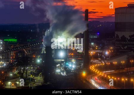 Linz, Voestalpine Stahlwerk, Dampf in Kokerei in Linz an der Donau, Oberösterreich, Österreich Stockfoto