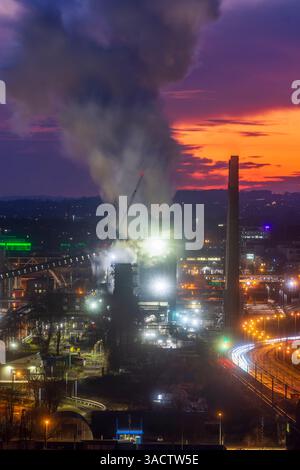 Linz, Voestalpine Stahlwerk, Dampf in Kokerei in Linz an der Donau, Oberösterreich, Österreich Stockfoto