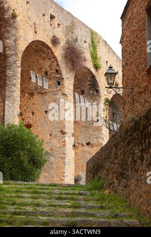 Steintreppen zwischen mittelalterlichen Burgmauern in der Bucht von Porto Venere, Ligurien. Tourismus in Italien. Hintergrund für die Konstruktion. Stockfoto