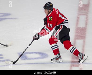 Januar 2012: Chicago, IL. Blackhawk Jonathan Toews #19 in Aktion während des NHL-Spiels zwischen den Chicago Blackhawks und der Colorado Avalanche im United Center in Chicago, Illinois. (Bild: © Mike Wulf/Cal Sport Media/ZUMAPRESS.com) Stockfoto