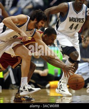 6. Januar 2012: Minneapolis, MN, USA: Die Minnesota Timberwolves' Ricky Rubio (9) und die Cleveland Cavaliers Ramon Sessions, rechts, kämpfen um den Ball im zweiten Quartal im Target Center in Minneapolis, Minnesota, Freitag, 6. Januar 2012. (Bild: © Joles, David/Minneapolis Star Tribune/MCT/ZUMAPRESS.com) Stockfoto