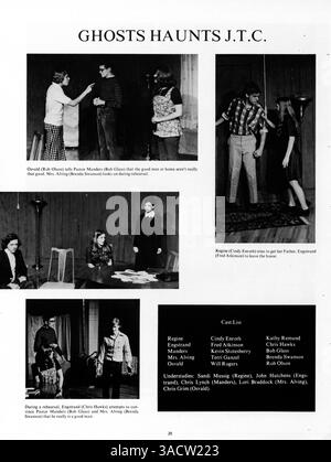 Das Jahrbuch „Revolution 75“ spiegelt die akademischen, sozialen und sportlichen Leistungen der Schüler der Jefferson High während des Schuljahres 1974-1975 wider. Stockfoto