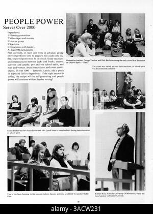 Das Jahrbuch „Revolution 75“ dokumentiert das Studentenleben an der Jefferson High, einschließlich akademischer Leistungen, sportlicher Veranstaltungen und außerschulischer Aktivitäten von 1974 bis 1975. Stockfoto