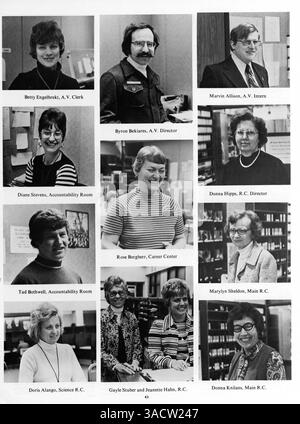 Das Jahrbuch „Revolution 75“ der Jefferson High School beleuchtet das akademische, sportliche und außerschulische Leben im Schuljahr 1974-1975. Stockfoto