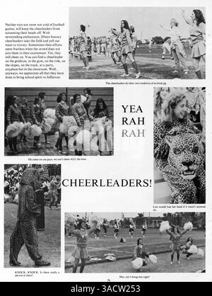 Das Jahrbuch „Revolution 75“ von der Jefferson High dokumentiert das Schuljahr 1974-1975 mit Schüleraktivitäten, Beiträgen von Lehrkräften und sportlichen Veranstaltungen. Stockfoto